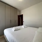Dennis House - Larihome A86 Apartment *